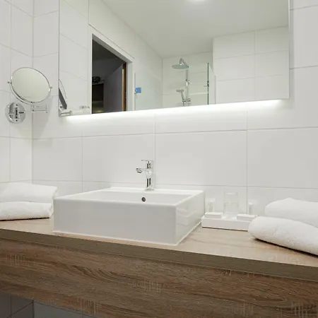 50|50 Belmont Hotel 3*